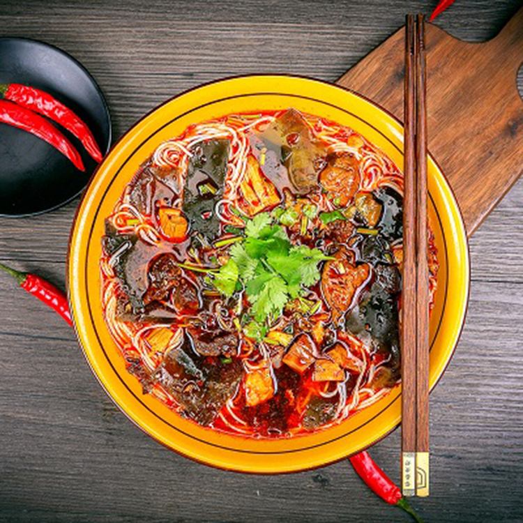 綿陽米粉海帶包廠家 方便速食紅油牛肉 網(wǎng)紅重慶酸辣粉 吃在途中