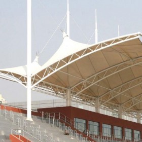 成都膜結(jié)構(gòu)看臺(tái)遮陽(yáng)棚、罩棚、雨棚廠家，遮陽(yáng)避雨 經(jīng)濟(jì)實(shí)用 壽命長(zhǎng) 可提供搭建安裝服務(wù)