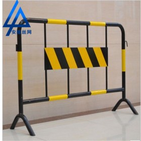 四川鐵馬護(hù)欄 臨時(shí)隔離欄 黑黃移動(dòng)安全警示護(hù)欄 施工隔離網(wǎng) 廠家直銷