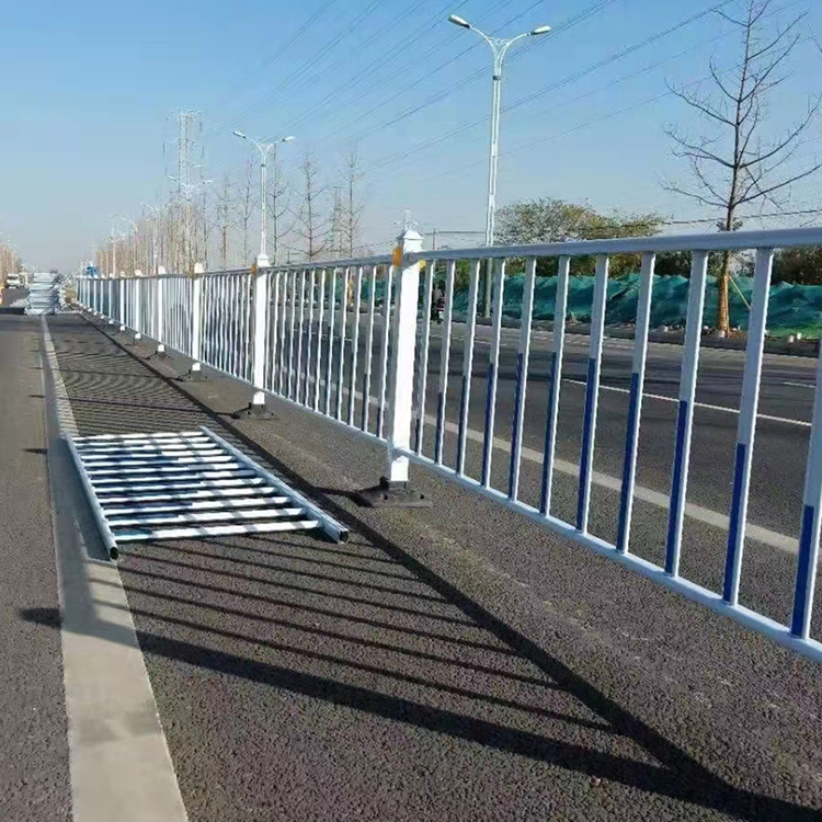 成都交通護欄廠家供應(yīng) 市政交通護欄批發(fā) 護欄網(wǎng)出售