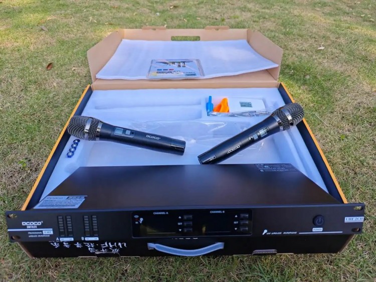 迪科科-DMT820-一拖二U段調(diào)頻無線手持話筒發(fā)射單元01