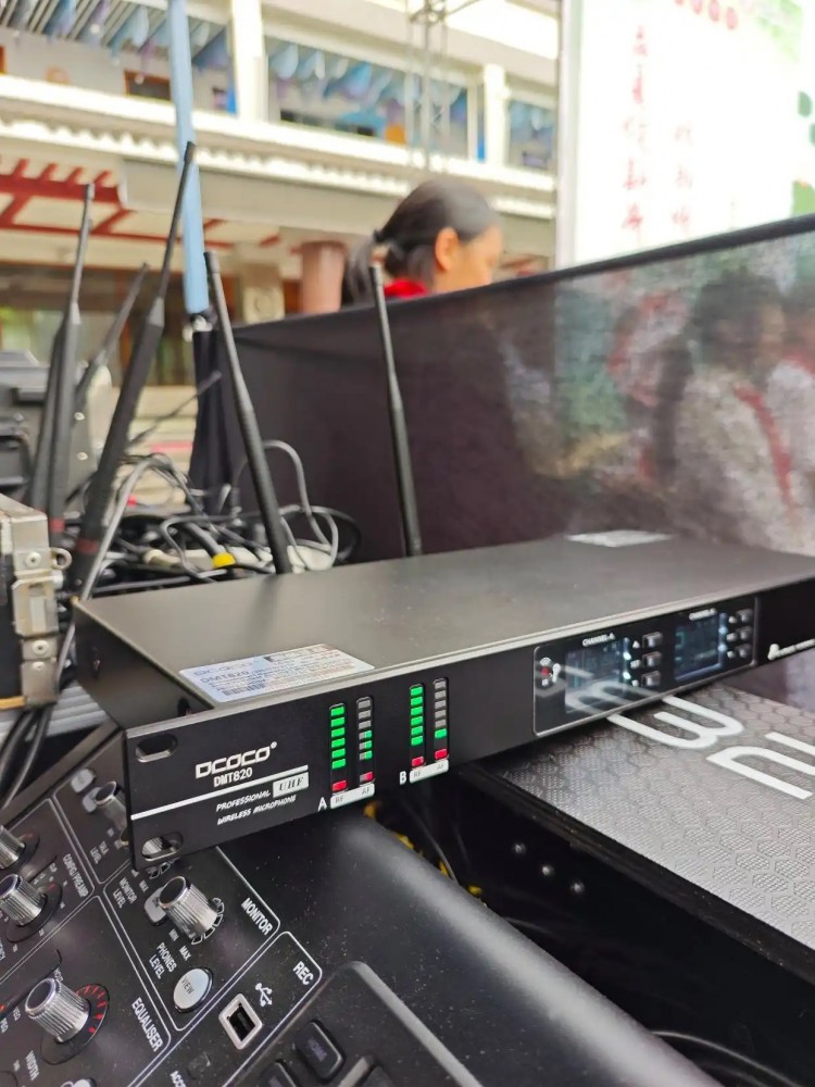 迪科科-DMT820-一拖二U段調(diào)頻無線手持話筒發(fā)射單元03