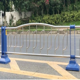市政道路中央護(hù)欄生產(chǎn)廠家-批發(fā)定制