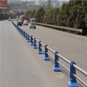 成都道路護欄 現(xiàn)貨供應市政道路交通隔離欄