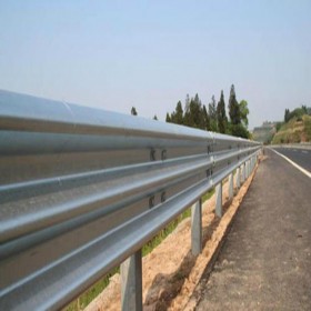 四川高速公路護(hù)欄安裝廠家定制高速公路防撞護(hù)欄 波形護(hù)欄板