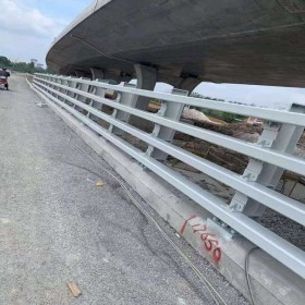 四川道路護欄工廠 城市公路防撞護欄市政不銹鋼復合管護欄