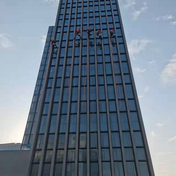 成都寫(xiě)字樓高空清洗幕墻 檢查維護(hù) 專業(yè)高空作業(yè)團(tuán)隊(duì)