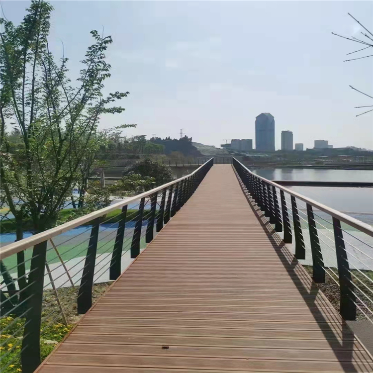 防腐木菠蘿格木棧道欄桿 融昌達工廠生產(chǎn)加工建造一體化 可定制
