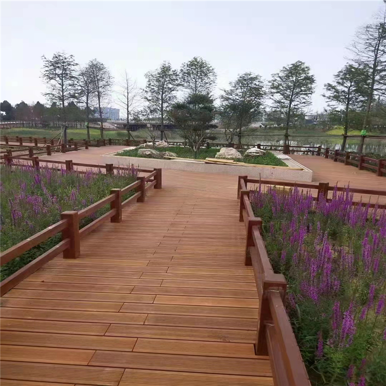 公園小區(qū)景觀防腐木欄桿棧道施工 融昌達工廠生產(chǎn)加工建造一體化