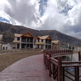 景區(qū)棧道長廊扶手 防腐木欄桿木質(zhì)護欄河道景觀圍欄 融昌達專業(yè)承接各類防腐木工程