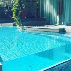 亞克力游泳池廠家 喜兔懸空透明游泳池 無邊際泳池設(shè)計施工