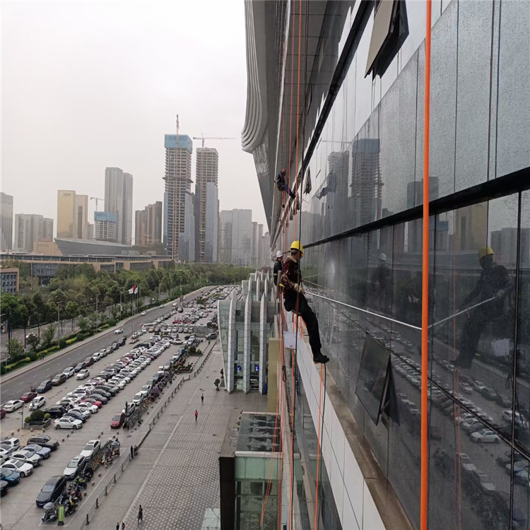 高空外墻玻璃清洗上門服務(wù)高效便捷專業(yè)團(tuán)隊(duì)技術(shù)