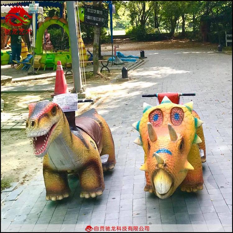 廣場(chǎng)兒童恐龍坐騎仿真恐龍坐騎硅膠軟體滑行恐龍游樂玩具車