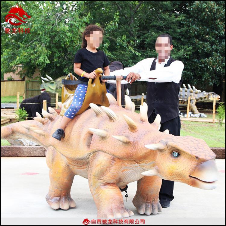 廣場(chǎng)仿真恐龍坐騎甲龍電動(dòng)游樂車公園游樂園恐龍電瓶碰碰車廠家