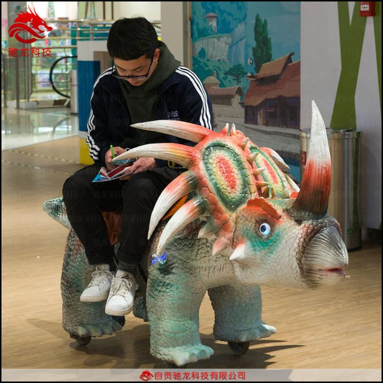 商場(chǎng)兒童騎行恐龍模型游樂仿真恐龍電瓶車坐騎公園廣場(chǎng)恐龍碰碰車公司