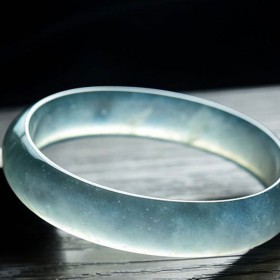 綿陽(yáng)個(gè)人閑置翡翠玉石回收 常年回收直接變現(xiàn) 冰種陽(yáng)綠飄花【手鐲】種老肉細(xì)起光