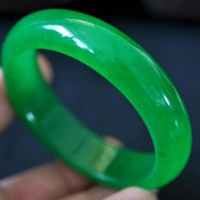 曲靖二手翡翠回收的店鋪 冰種陽(yáng)綠手鐲冰種鑲嵌蛋面 種老肉細(xì)起光