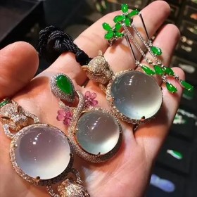 翡翠首飾回收 冰種飄花陽(yáng)綠紫羅蘭翡翠收購(gòu) 專(zhuān)業(yè)翡翠回收公司