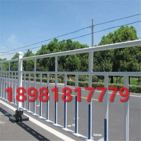 四川成都供應(yīng)市政護欄價格噴漆防護隔離護欄道路中間交通防護欄