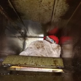 學(xué)校單位食堂油煙管道清洗服務(wù) 專業(yè)團隊接大型油煙管道清洗項目