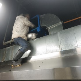 宏雙 飯店食堂大型抽油煙機清洗 污垢無殘留專業(yè)團隊