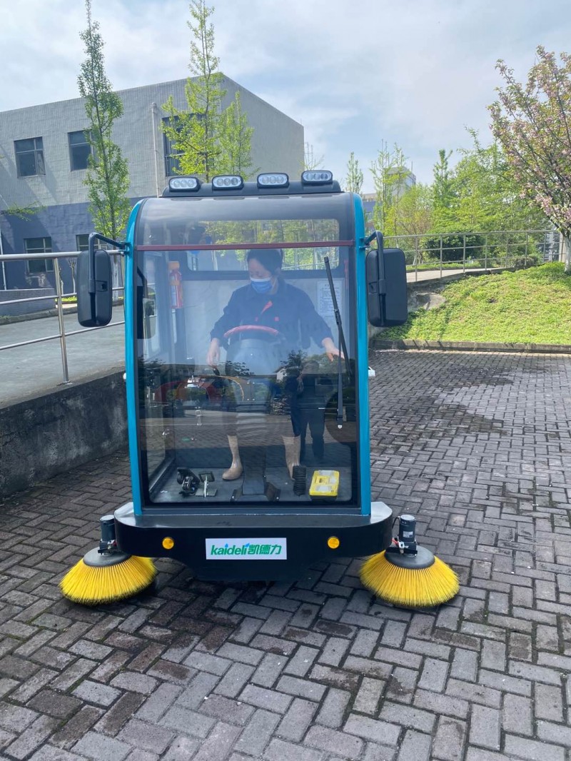 大學(xué)校園清掃使用電動(dòng)掃地車