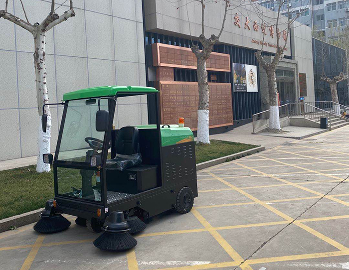 電動(dòng)掃地車(chē)在西安交大