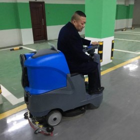 成都工廠用洗地機(jī)廠家  全自動(dòng)洗地機(jī) 駕駛式洗地機(jī)