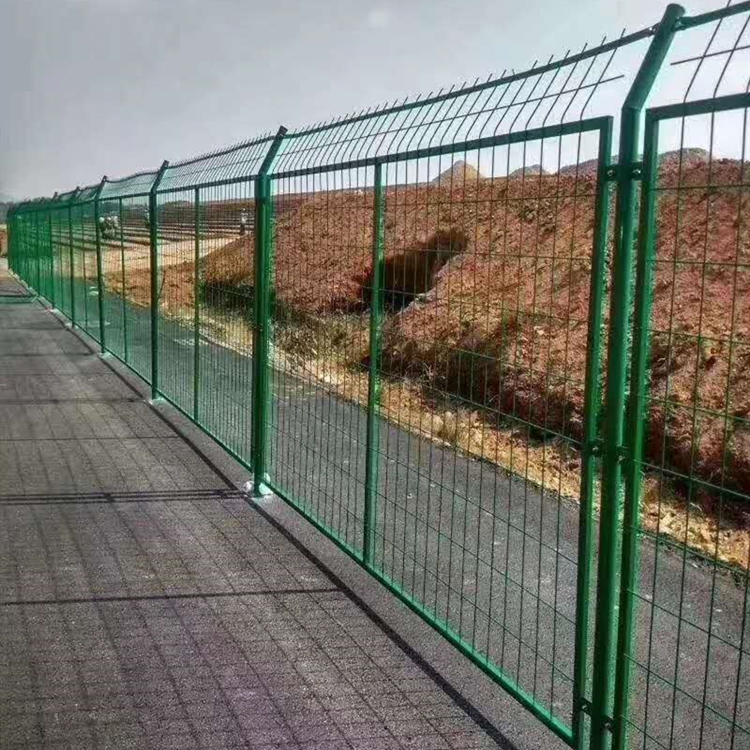 廠家銷(xiāo)售框架護(hù)欄網(wǎng) 品質(zhì)保證 熱鍍鋅U型道路交通隔離柵