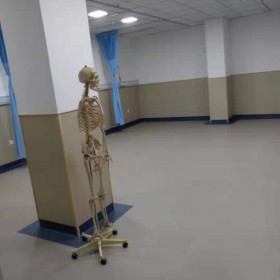 雅安PVC地板廠家直銷，幼兒園專用地膠，醫(yī)用同質(zhì)透心塑膠地板現(xiàn)貨供應(yīng)