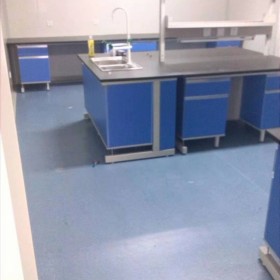 瀘州PVC地板批發(fā)，醫(yī)用同質(zhì)透心地膠現(xiàn)貨，幼兒園塑膠地板廠家直銷