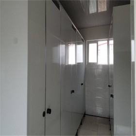 四川衛(wèi)生間隔斷廠家    pvc塑鋼廁所隔斷批發(fā)