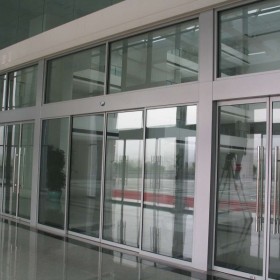 玻璃感應(yīng)門(mén)  感應(yīng)玻璃門(mén) 自動(dòng)門(mén) 自動(dòng)門(mén)廠家   自動(dòng)門(mén) 四川 依錦門(mén)業(yè)廠家批發(fā)定制