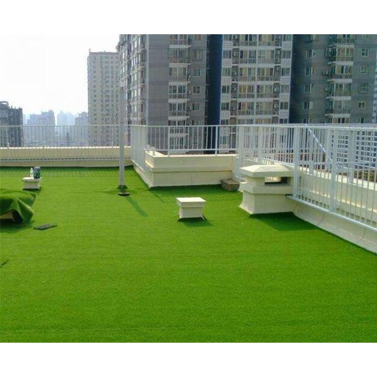 仿真草坪足球場(chǎng)假草皮圍擋綠化人造塑料墊子戶(hù)外網(wǎng)紅背景墻上