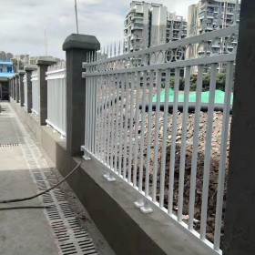 世旺廠(chǎng)家鍍鋅方管欄桿鋅鋼鐵藝圍墻柵欄學(xué)校農(nóng)村不銹鋼防護(hù)欄桿可訂制