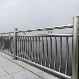 成都不銹鋼復(fù)合管景觀護欄橋梁護欄河道公路交通隔離欄桿定做