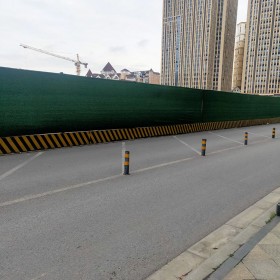 源頭工廠小草綠圍擋施工臨時(shí)移動(dòng)圍欄鐵皮彩鋼瓦圍蔽工程擋板圍墻