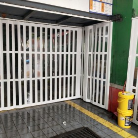 四川工廠安裝水晶PVC折疊門(mén) 鋁合金折疊門(mén) 量大從優(yōu)