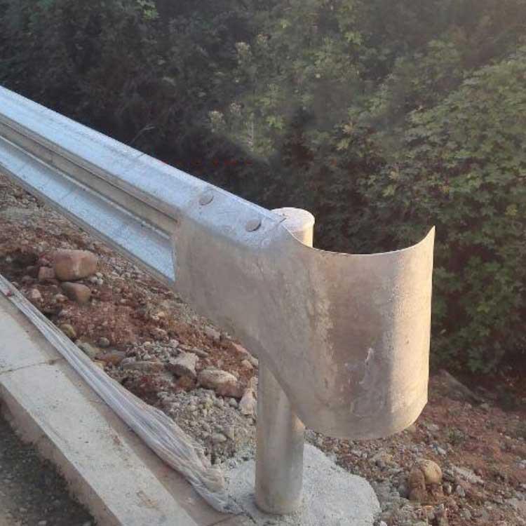 廠家直供四川玉恒源廠價直供公路用波形護(hù)欄板防撞板定制