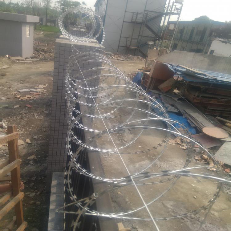 玉恒源廠價直供防盜刀刺網(wǎng)熱鍍鋅不銹鋼刀刺網(wǎng)