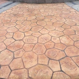 樂山市壓花地坪  彩色壓印地坪 彩色壓模地坪材料 水泥壓花地面價(jià)格 藝術(shù)壓花地坪材料廠家批發(fā)  免費(fèi)指導(dǎo)施工送貨到工地