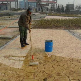 重慶大渡口壓花地坪  藝術(shù)壓模地坪 壓花路面廠家 壓?；炷敛牧? 彩色壓花地坪材料廠家  藝術(shù)壓花地坪材料