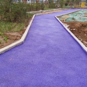 貴陽市黔東南苗族侗族自治州   彩色透水混凝土廠家  彩色透水混凝土路面  透水混凝土粘接劑  生態(tài)透水砼 【工地免費(fèi)指導(dǎo)施工】